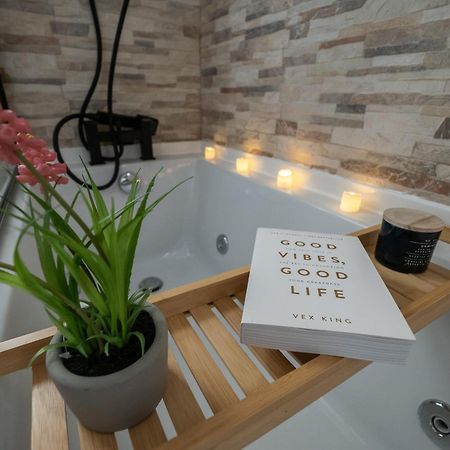 Seaside Retreat: Luxury 1-Bed, Free Parking Apartman Portsmouth Kültér fotó