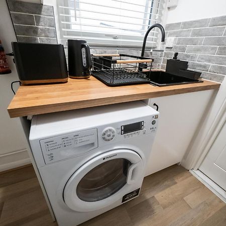 Seaside Retreat: Luxury 1-Bed, Free Parking Apartman Portsmouth Kültér fotó