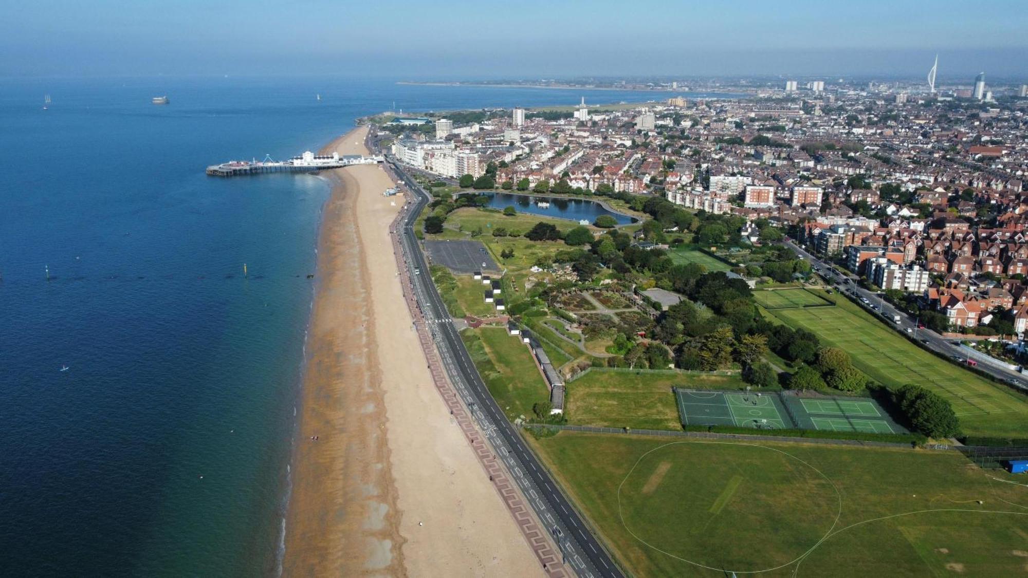 Seaside Retreat: Luxury 1-Bed, Free Parking Apartman Portsmouth Kültér fotó