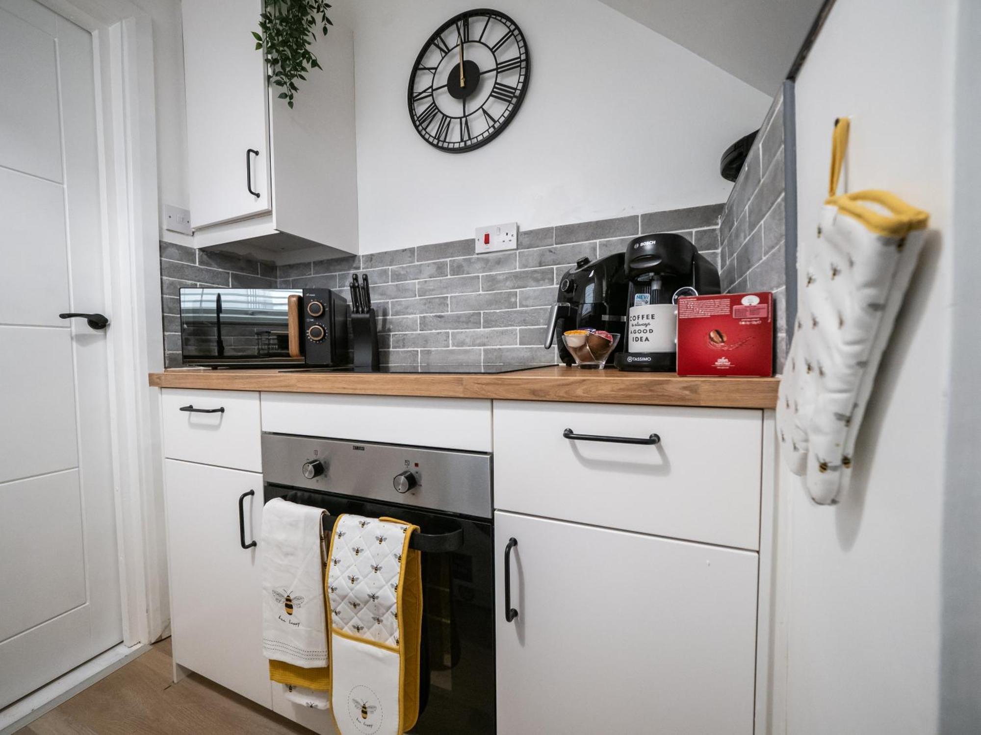 Seaside Retreat: Luxury 1-Bed, Free Parking Apartman Portsmouth Kültér fotó