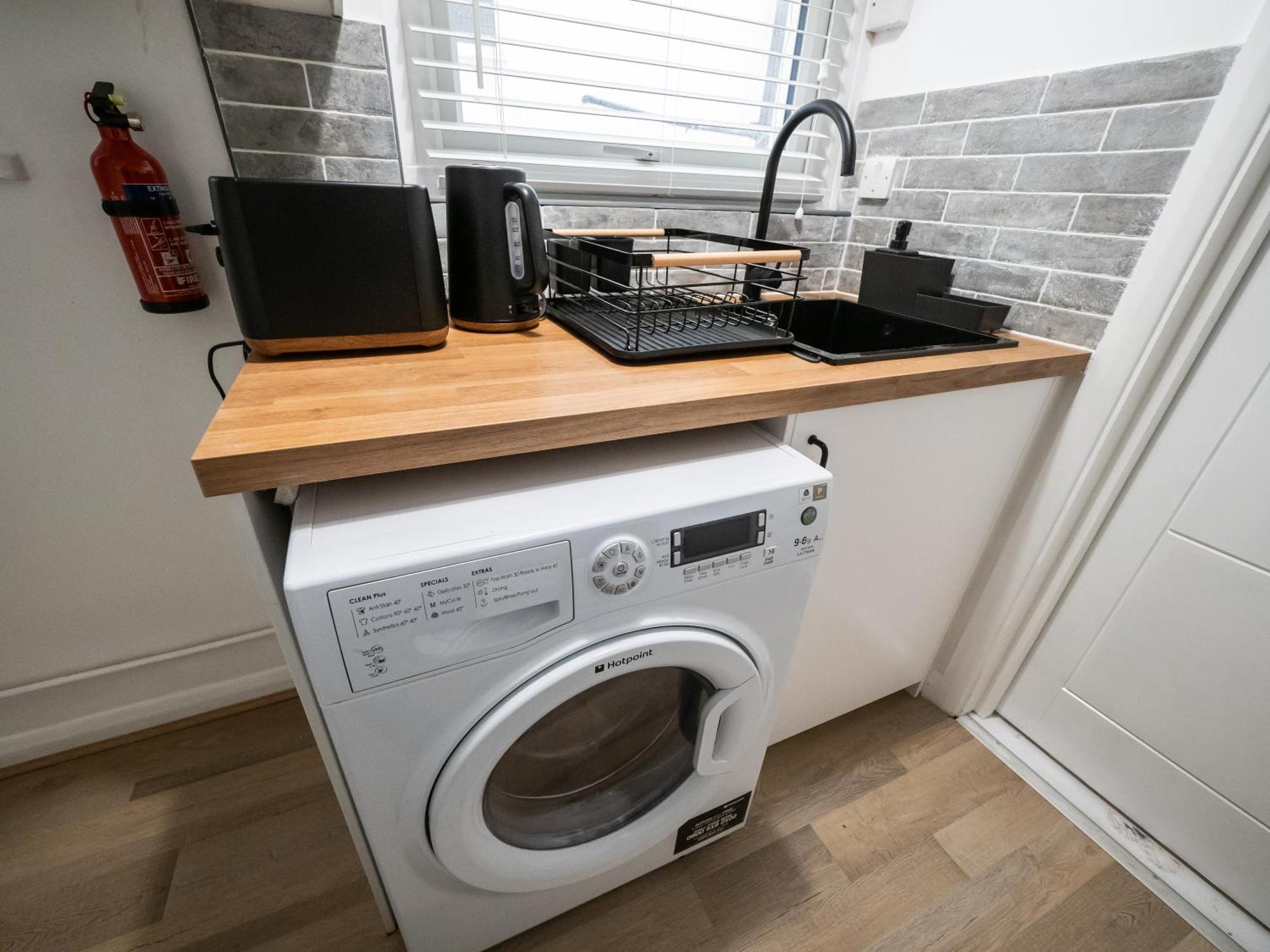 Seaside Retreat: Luxury 1-Bed, Free Parking Apartman Portsmouth Kültér fotó